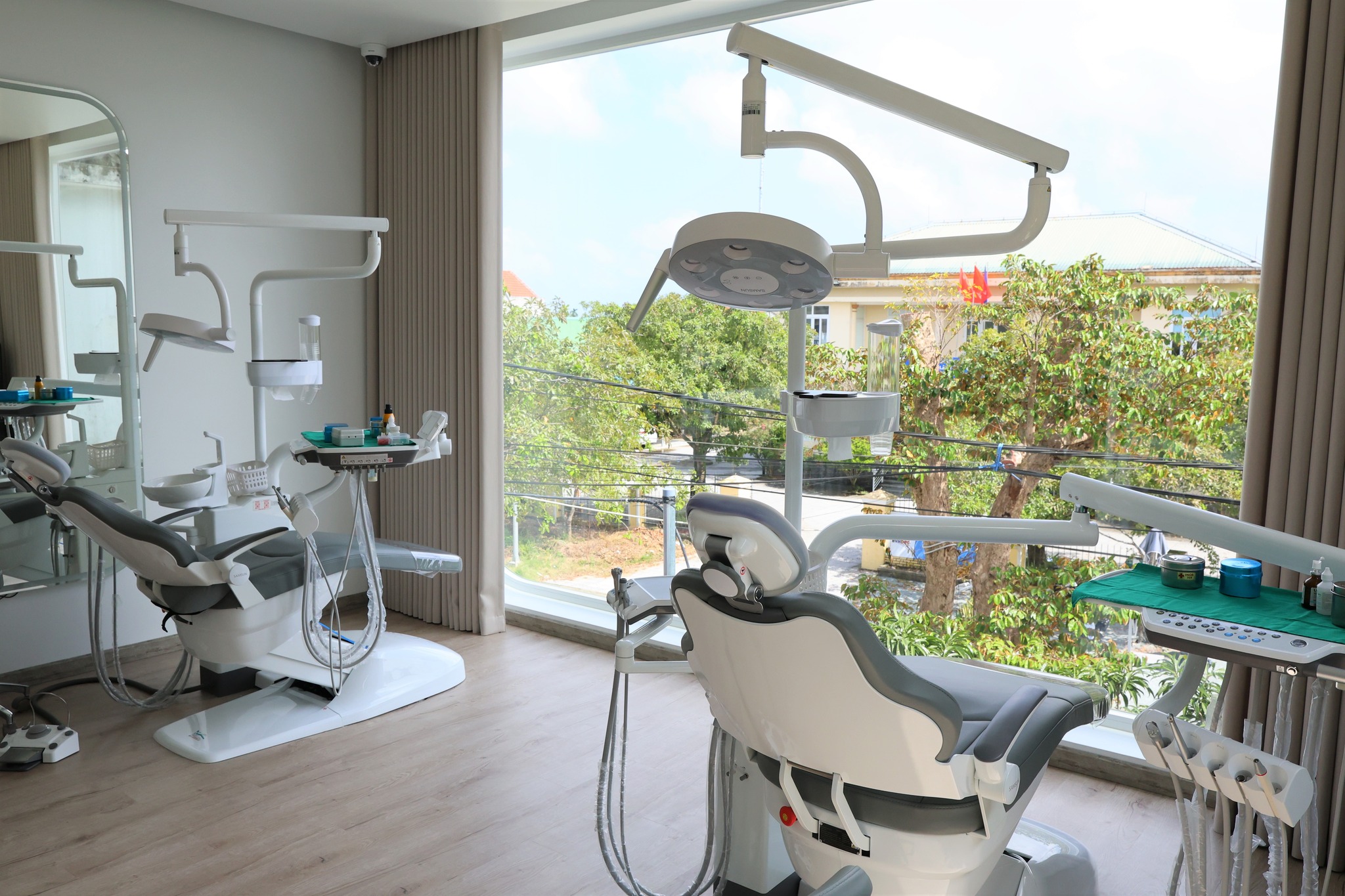 Phòng điều trị được trang bị hệ thống máy móc hiện đại và tuân thủ quy trình vô khuẩn nghiêm ngặt.